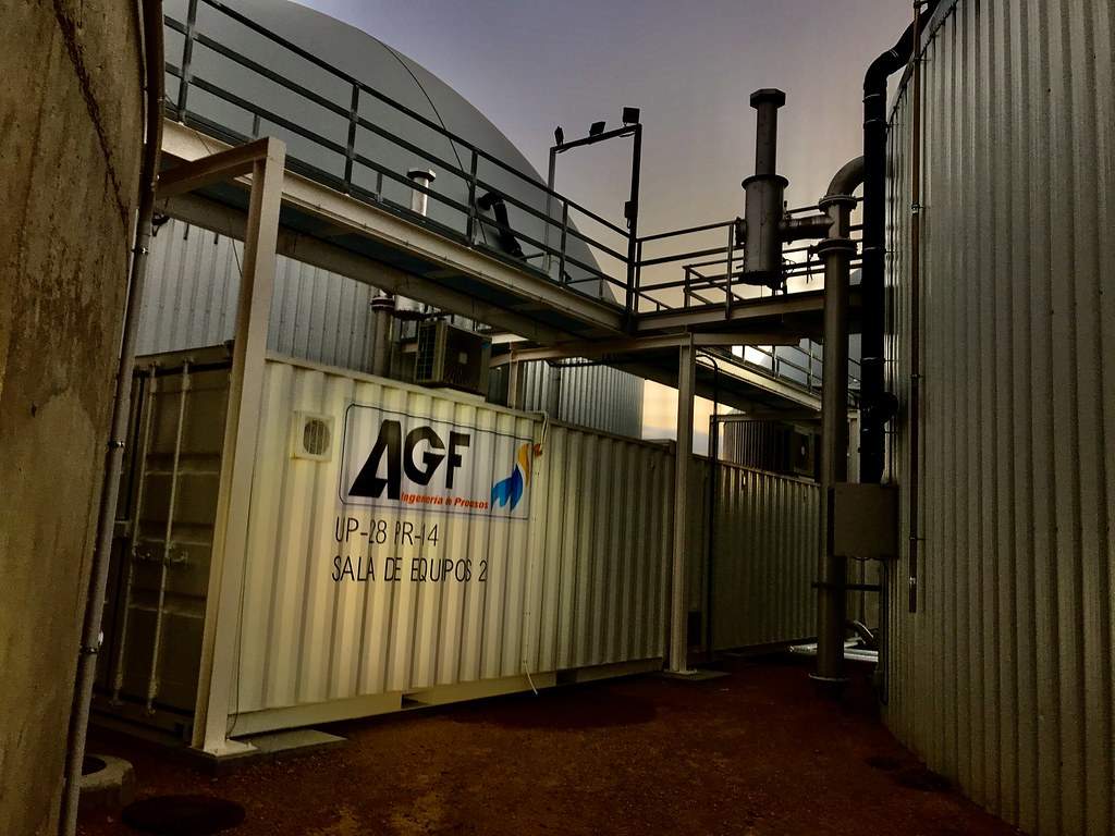 Sala de equipos modular instalada entre los tanques de la planta de BIOMETAGAS LA GALERA.