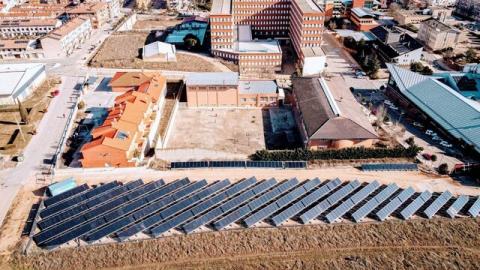 paneles solares en red de calor con biomasa de rebi en olvega