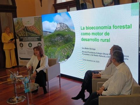 Pablo Rodero Biomasa forestal en bioeconomia Murcia 2025 con Arantza y AnaBelen